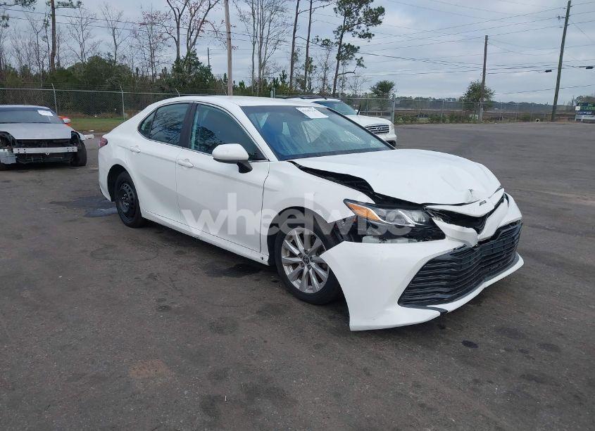2020 Toyota Camry LE (VIN 4T1C11AK7LU359595) main photo