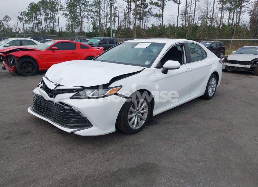 Photo 2 of 2020 Toyota Camry LE (VIN 4T1C11AK7LU359595)