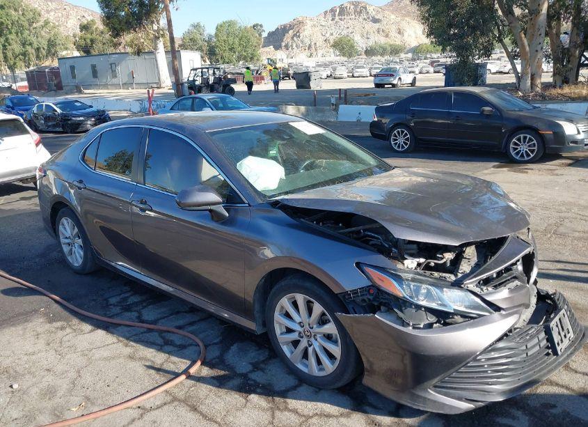 2020 Toyota Camry LE (VIN 4T1C11AK7LU369026) main photo