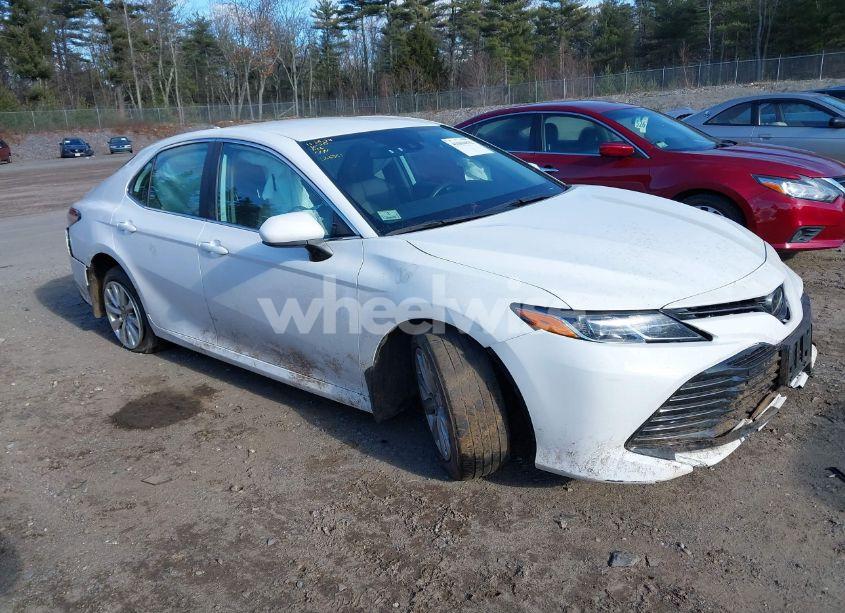 2020 Toyota Camry LE (VIN 4T1C11AK7LU393696) main photo