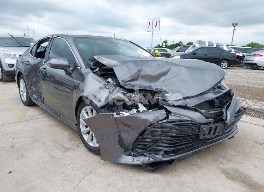 2020 Toyota Camry LE (VIN 4T1C11AK7LU860471) main photo