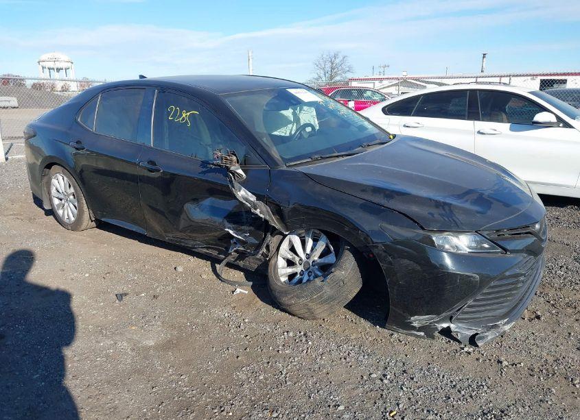 2020 Toyota Camry LE (VIN 4T1C11AK7LU910981) main photo