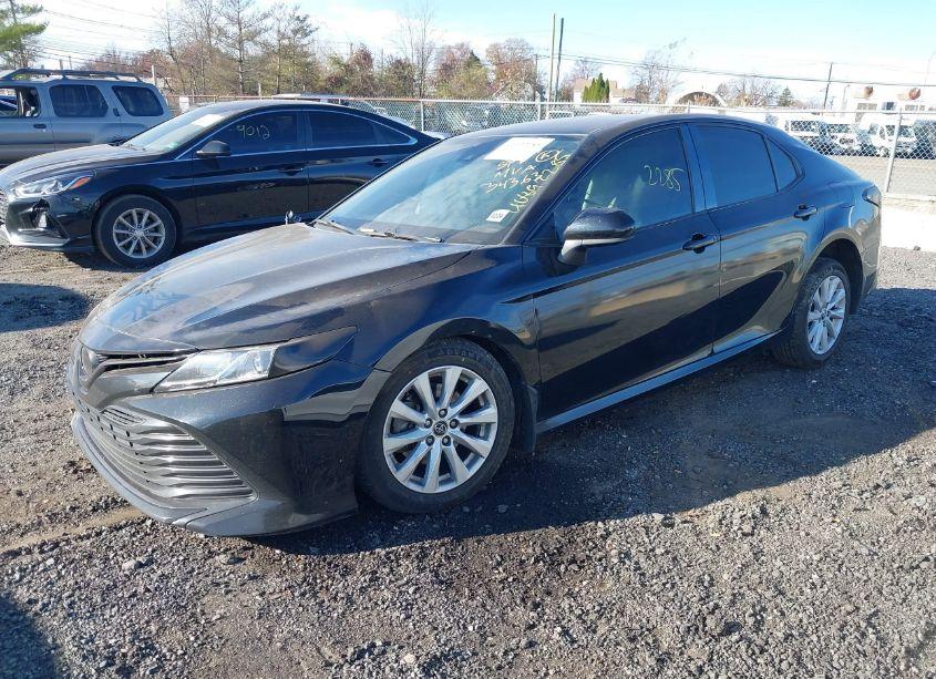 Photo 2 of 2020 Toyota Camry LE (VIN 4T1C11AK7LU910981)