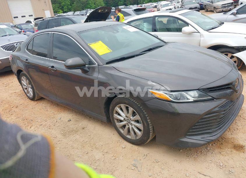 2020 Toyota Camry LE (VIN 4T1C11AK7LU935265) main photo