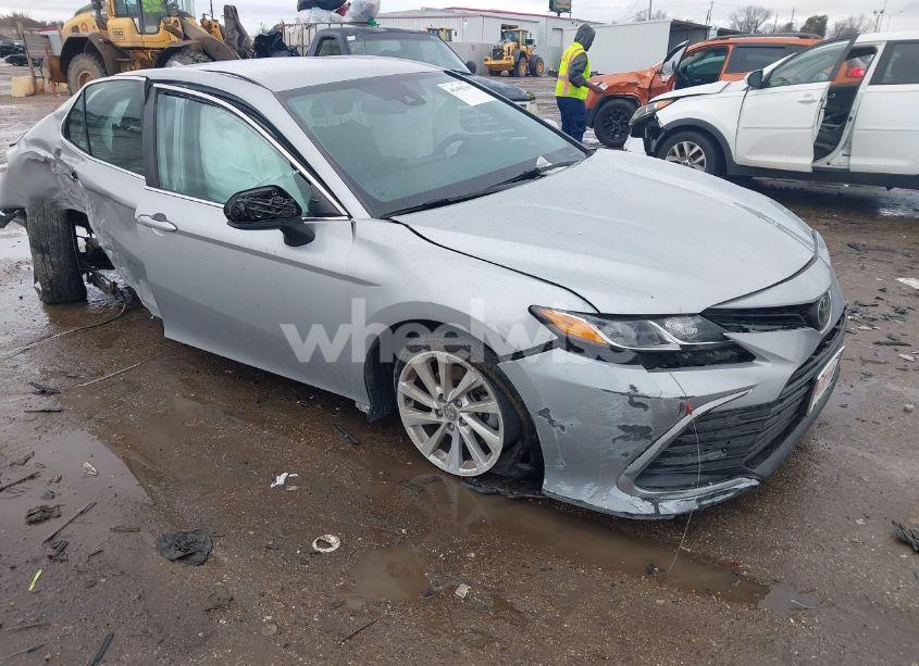 2021 Toyota Camry LE (VIN 4T1C11AK7MU444535) main photo