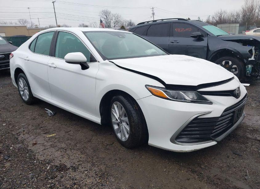 2021 Toyota Camry LE (VIN 4T1C11AK7MU470634) main photo