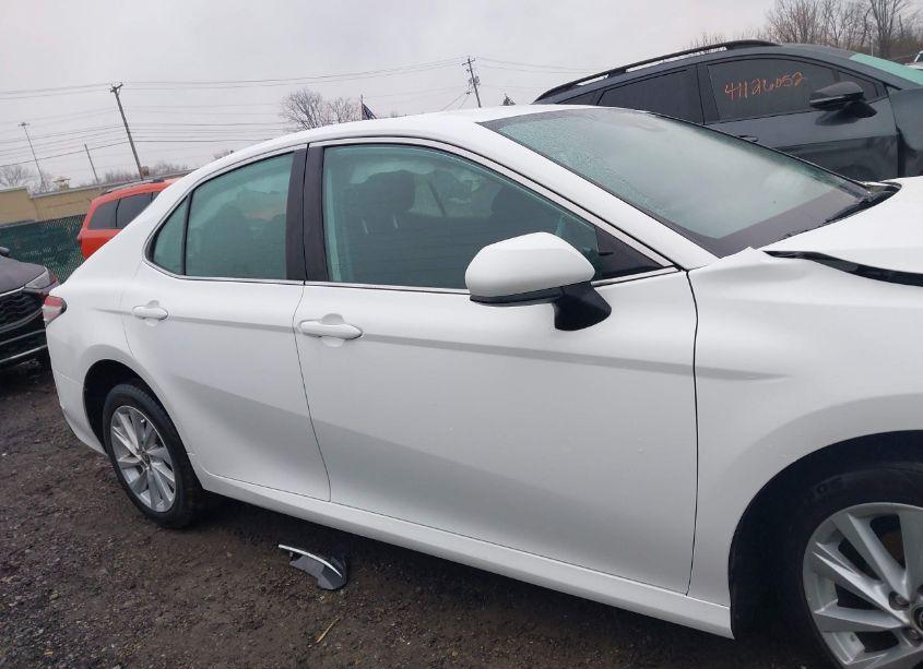 Photo 14 of 2021 Toyota Camry LE (VIN 4T1C11AK7MU470634)