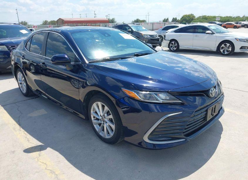 2021 Toyota Camry LE (VIN 4T1C11AK7MU520206) main photo