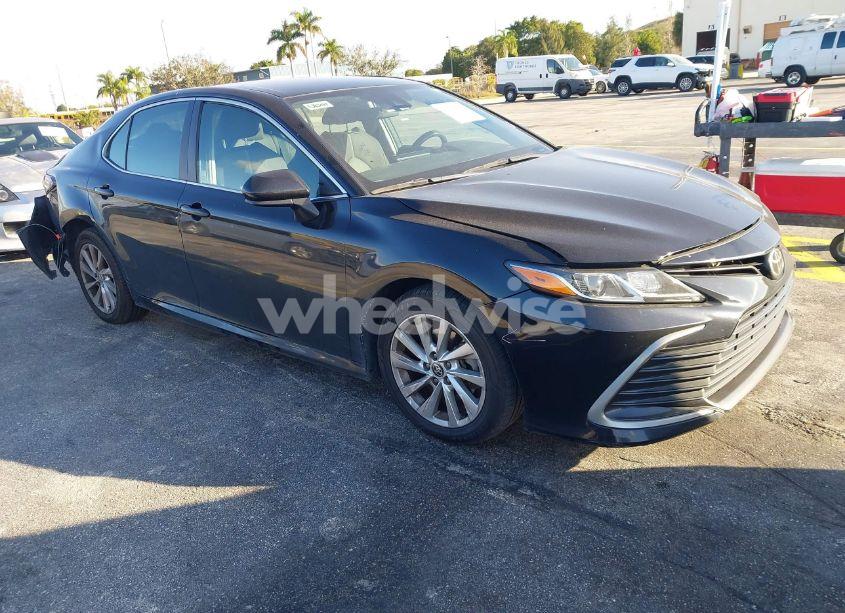 2021 Toyota Camry LE (VIN 4T1C11AK7MU539113) main photo