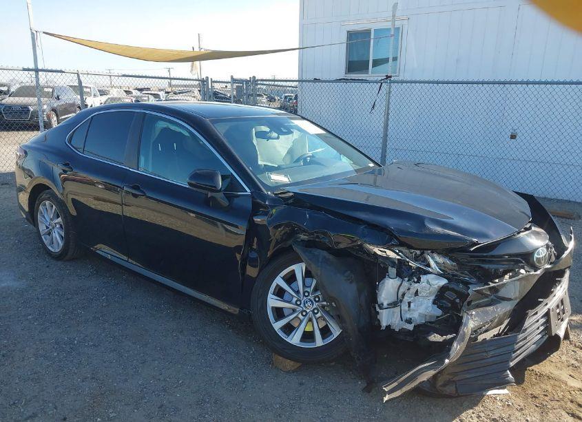 2021 Toyota Camry LE (VIN 4T1C11AK7MU551617) main photo