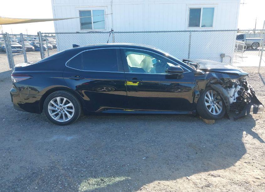 Photo 13 of 2021 Toyota Camry LE (VIN 4T1C11AK7MU551617)