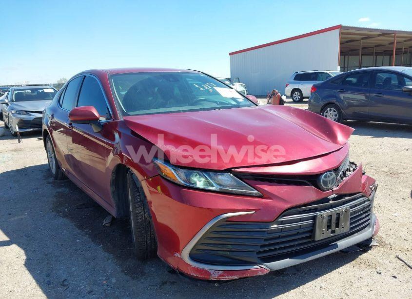 2021 Toyota Camry LE (VIN 4T1C11AK7MU557255) main photo