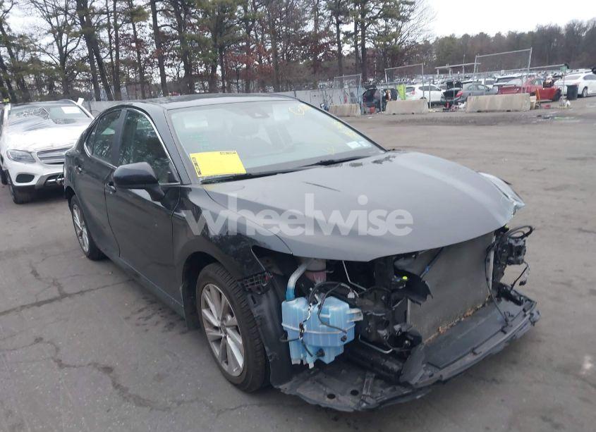 2021 Toyota Camry LE (VIN 4T1C11AK7MU571043) main photo