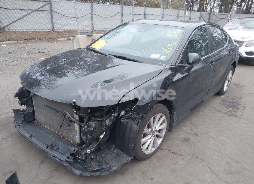 Photo 2 of 2021 Toyota Camry LE (VIN 4T1C11AK7MU571043)