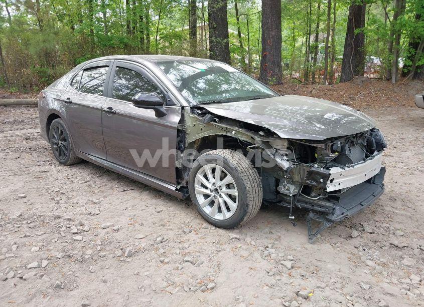 2021 Toyota Camry LE (VIN 4T1C11AK7MU616529) main photo