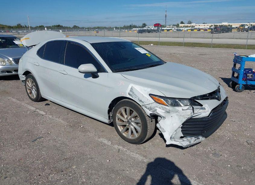 2022 Toyota Camry LE (VIN 4T1C11AK7NU008477) main photo