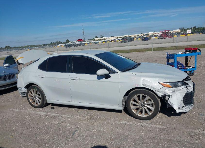 Photo 13 of 2022 Toyota Camry LE (VIN 4T1C11AK7NU008477)
