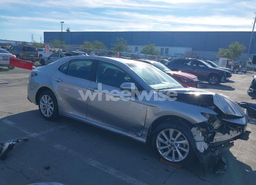 2022 Toyota Camry LE (VIN 4T1C11AK7NU621666) main photo