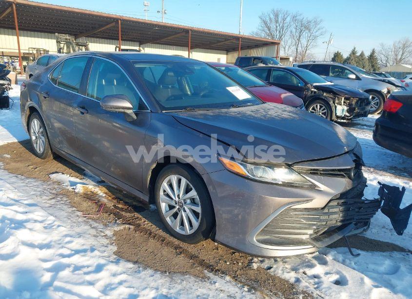 2022 Toyota Camry LE (VIN 4T1C11AK7NU674495) main photo