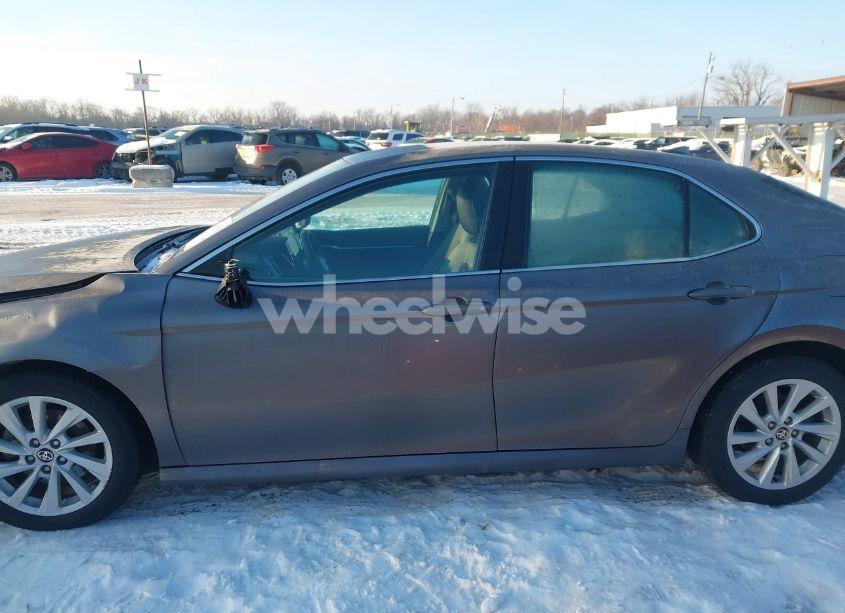 Photo 14 of 2022 Toyota Camry LE (VIN 4T1C11AK7NU674495)