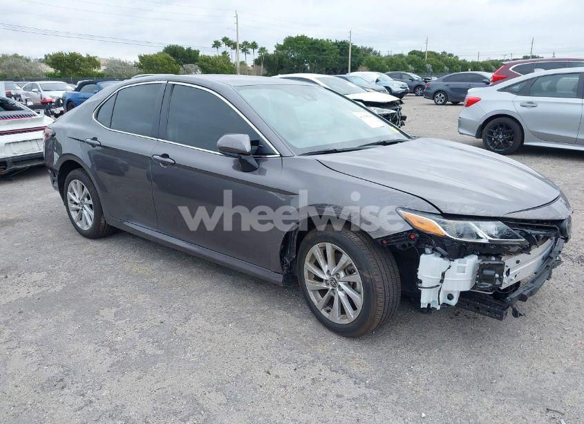 2024 Toyota Camry LE (VIN 4T1C11AK7RU852735) main photo