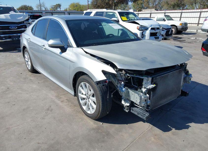 2020 Toyota Camry LE (VIN 4T1C11AK8LU359038) main photo