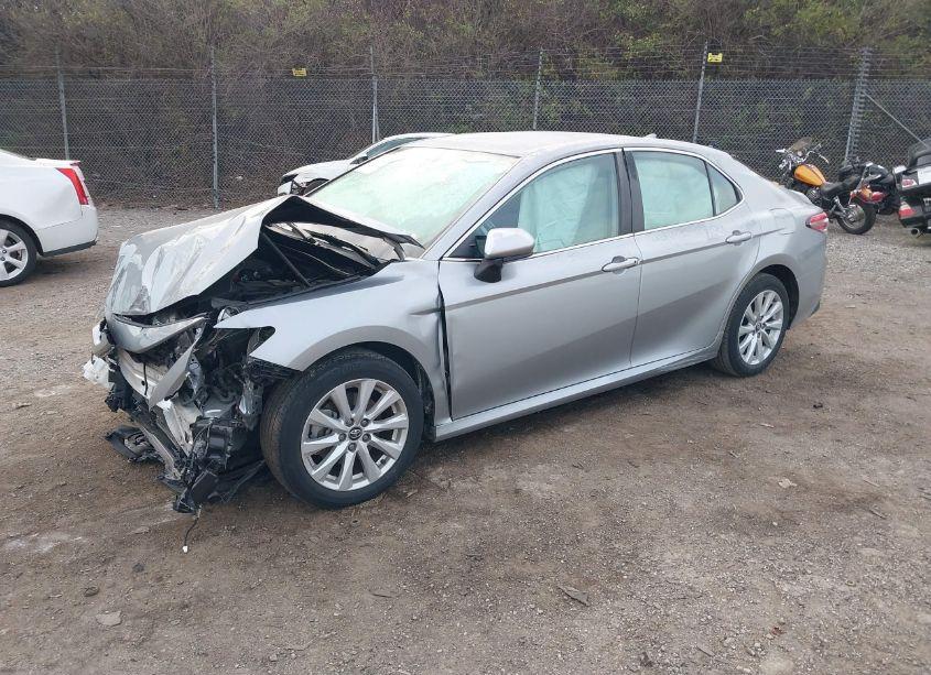 Photo 2 of 2020 Toyota Camry LE (VIN 4T1C11AK8LU933184)