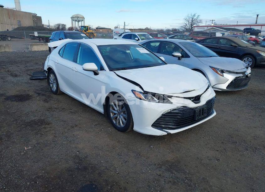 2020 Toyota Camry LE (VIN 4T1C11AK8LU959137) main photo