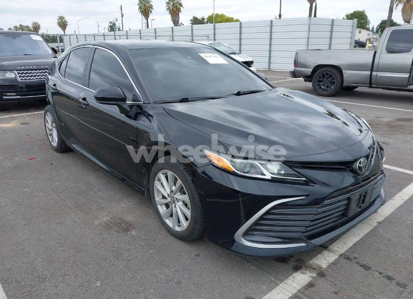 2021 Toyota Camry LE (VIN 4T1C11AK8MU421894) main photo