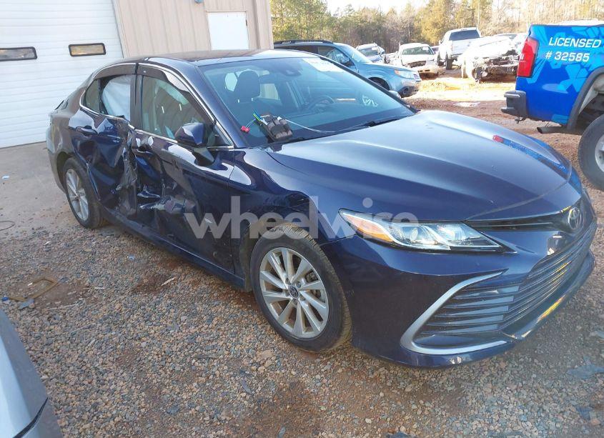 2021 Toyota Camry LE (VIN 4T1C11AK8MU461988) main photo