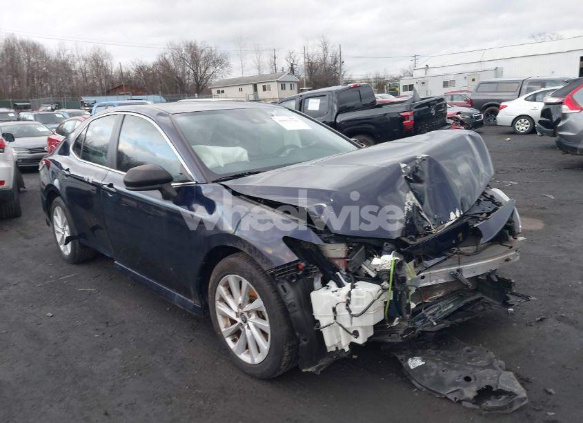 2021 Toyota Camry LE (VIN 4T1C11AK8MU512180) main photo