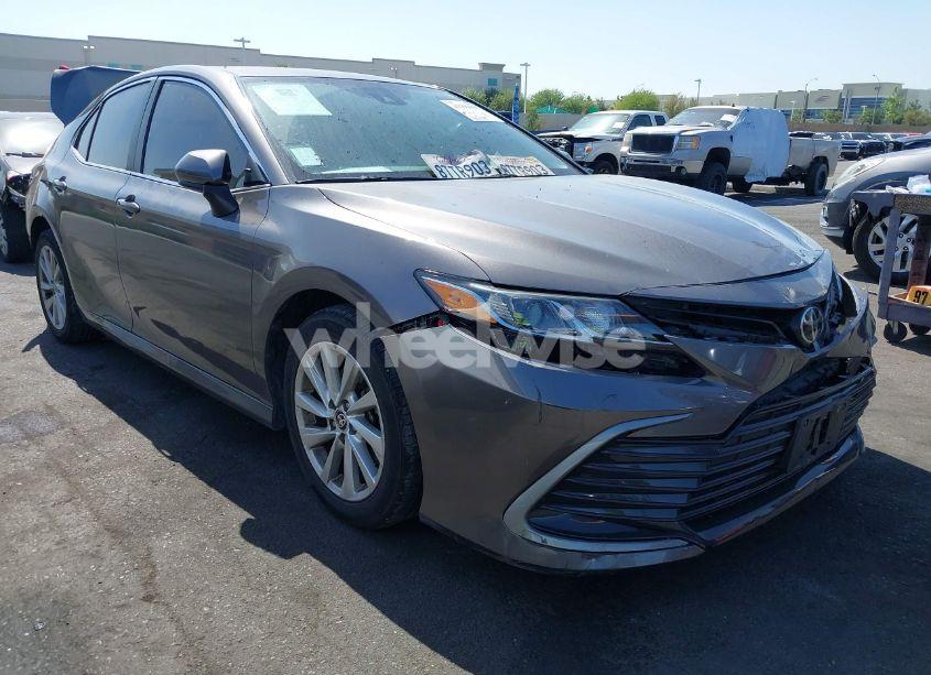 2021 Toyota Camry LE (VIN 4T1C11AK8MU513670) main photo