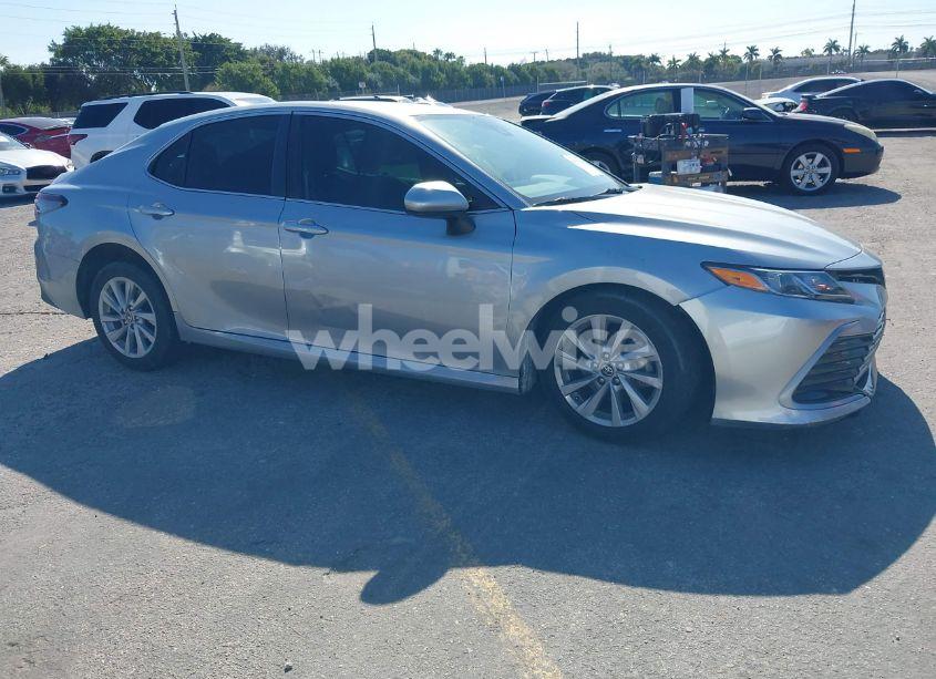2021 Toyota Camry LE (VIN 4T1C11AK8MU595111) main photo