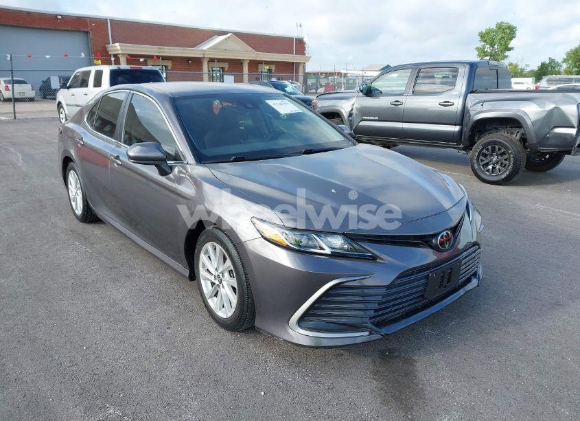 2022 Toyota Camry LE (VIN 4T1C11AK8NU055100) main photo