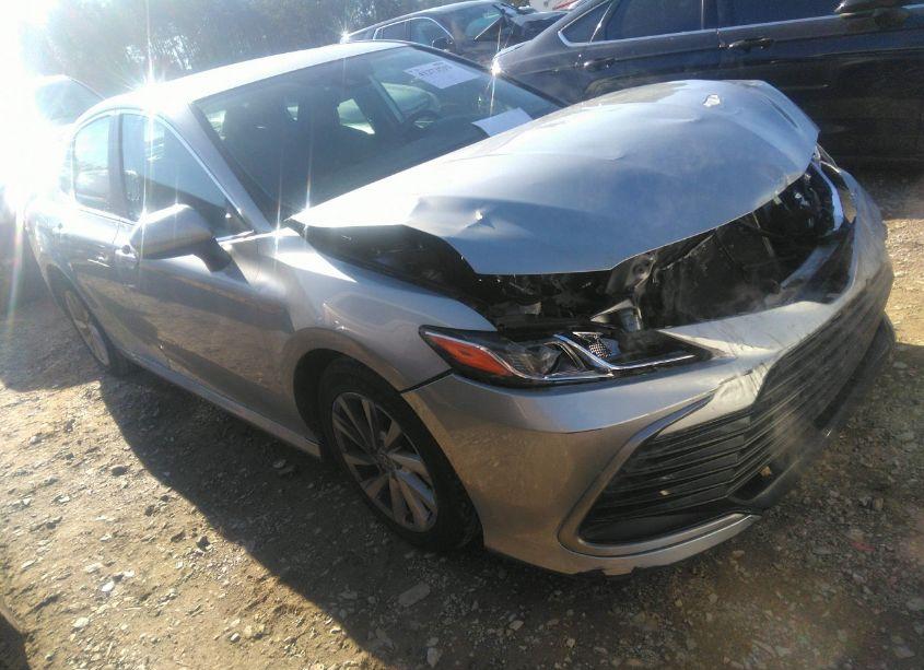 2022 Toyota Camry LE (VIN 4T1C11AK8NU499948) main photo