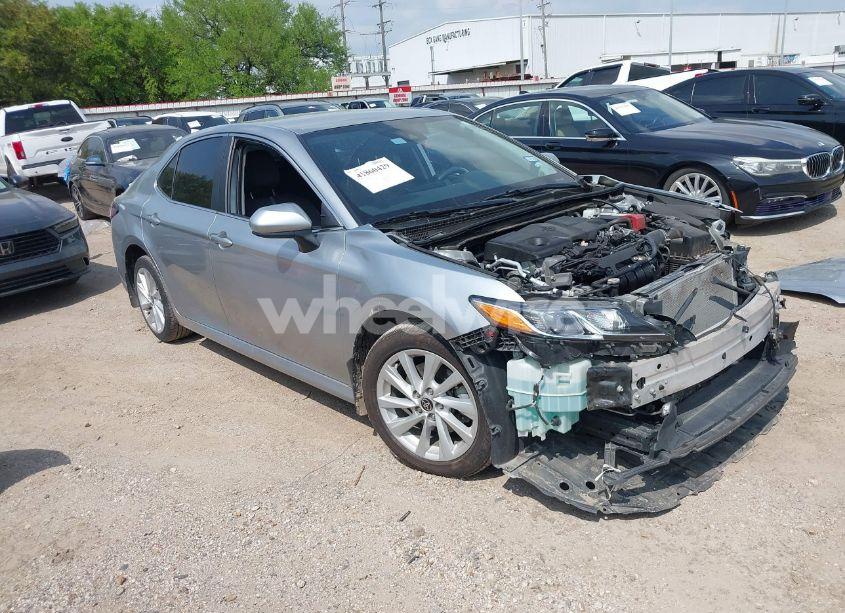 2022 Toyota Camry LE (VIN 4T1C11AK8NU630618) main photo