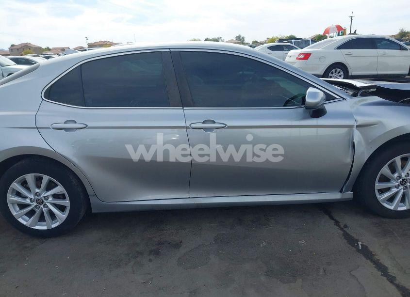 Photo 13 of 2022 Toyota Camry LE (VIN 4T1C11AK8NU649637)
