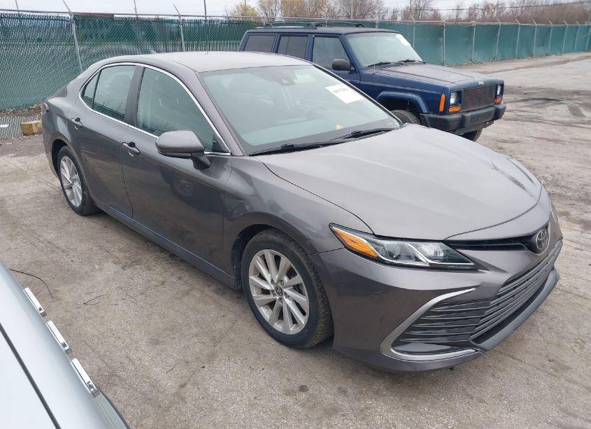 2022 Toyota Camry LE (VIN 4T1C11AK8NU665420) main photo