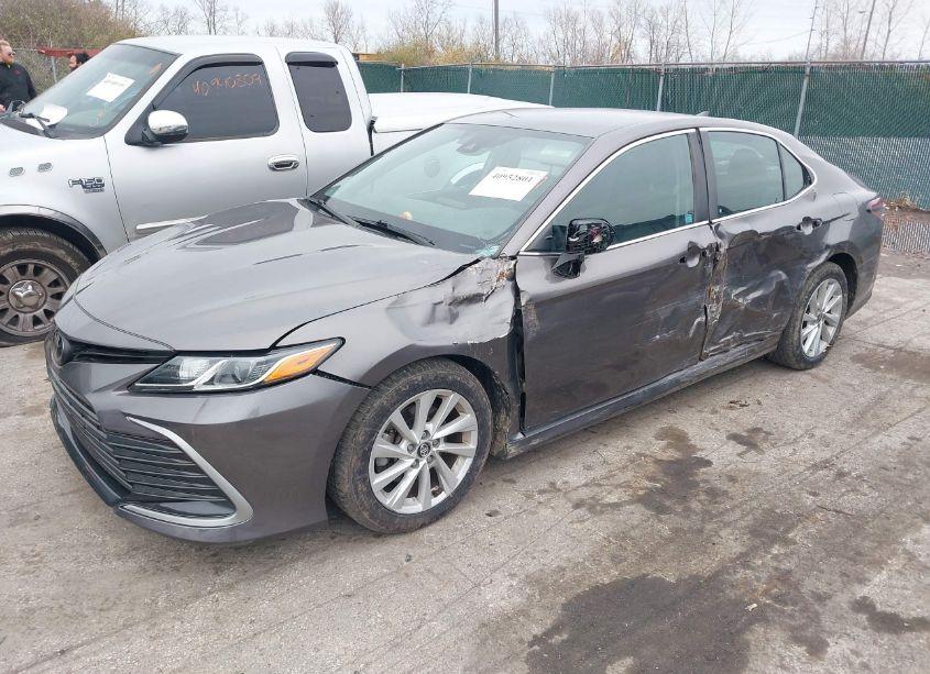 Photo 2 of 2022 Toyota Camry LE (VIN 4T1C11AK8NU665420)