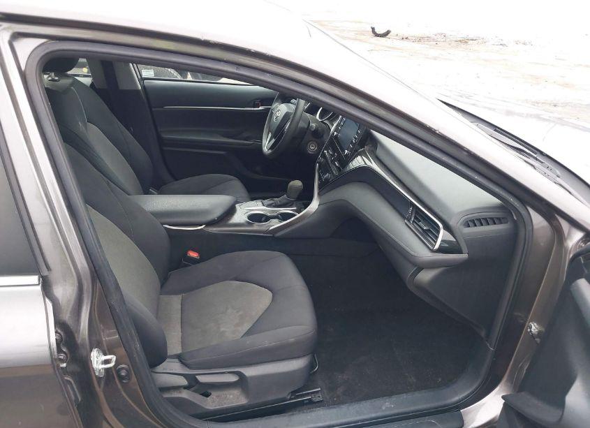 Photo 5 of 2022 Toyota Camry LE (VIN 4T1C11AK8NU665420)