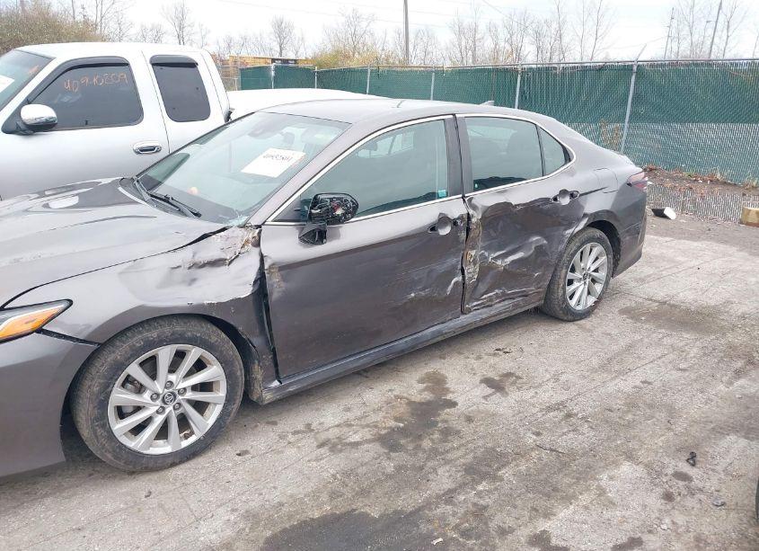 Photo 6 of 2022 Toyota Camry LE (VIN 4T1C11AK8NU665420)
