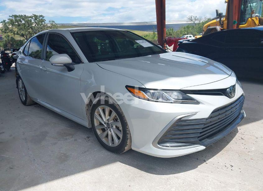 2024 Toyota Camry LE (VIN 4T1C11AK8RU215529) main photo