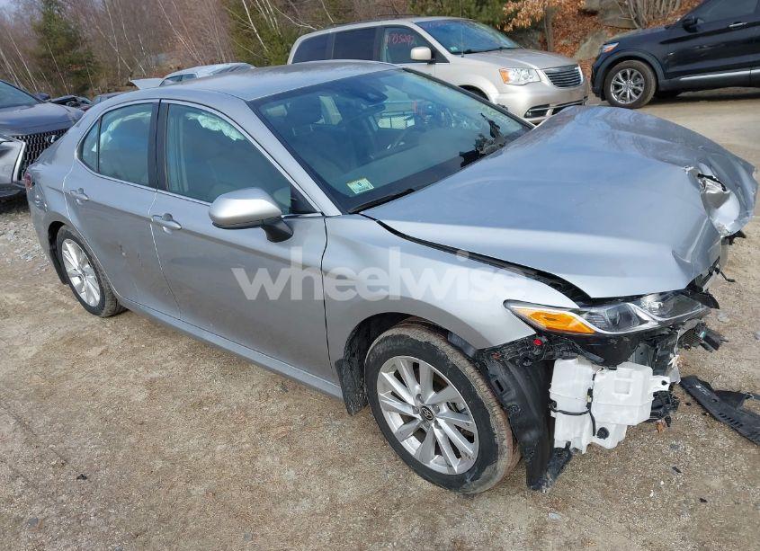 2024 Toyota Camry LE (VIN 4T1C11AK8RU842148) main photo