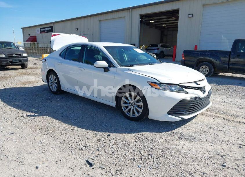 2020 Toyota Camry LE (VIN 4T1C11AK9LU315906) main photo
