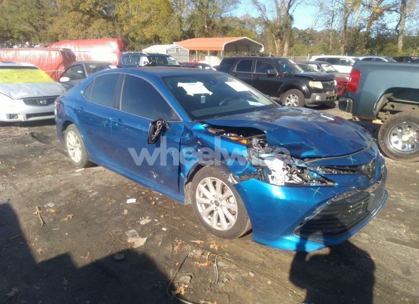 2020 Toyota Camry LE (VIN 4T1C11AK9LU386250) main photo