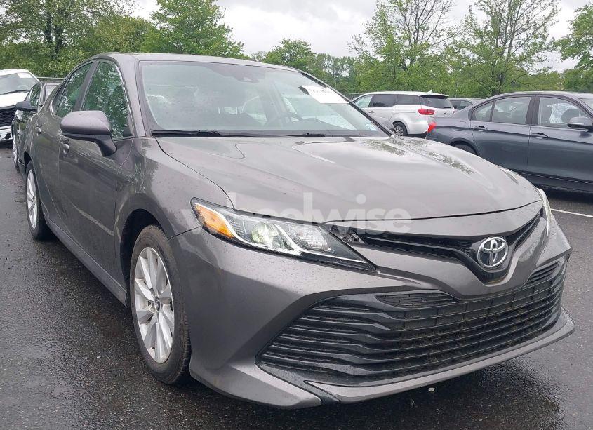 2020 Toyota Camry LE (VIN 4T1C11AK9LU891236) main photo