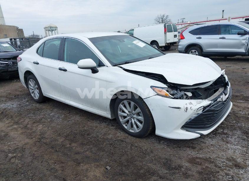 2020 Toyota Camry LE (VIN 4T1C11AK9LU912585) main photo