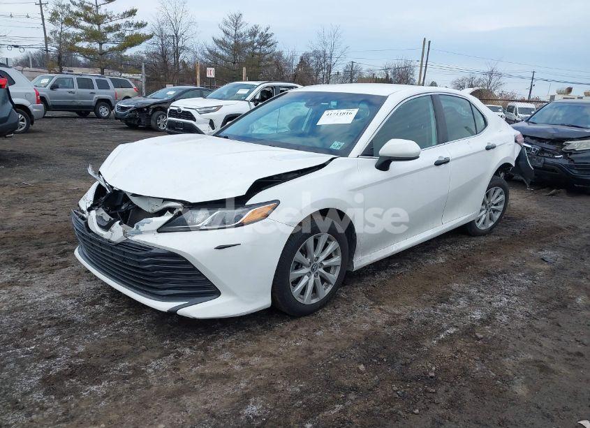 Photo 2 of 2020 Toyota Camry LE (VIN 4T1C11AK9LU912585)