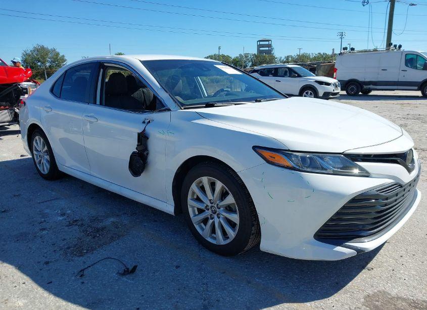 2020 Toyota Camry LE (VIN 4T1C11AK9LU926759) main photo