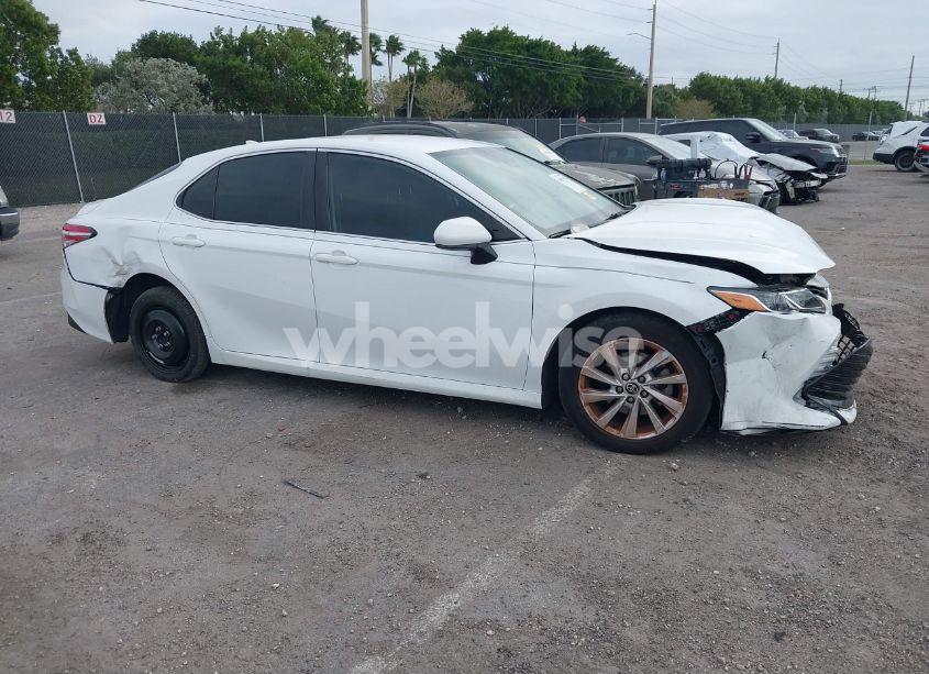 2020 Toyota Camry LE (VIN 4T1C11AK9LU934540) main photo